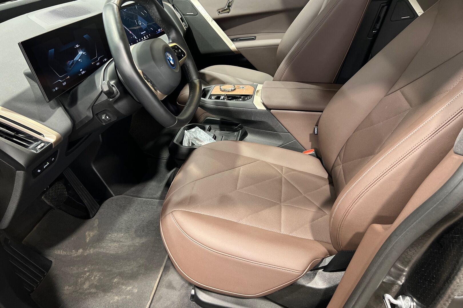 BMW iX iso kuva 15