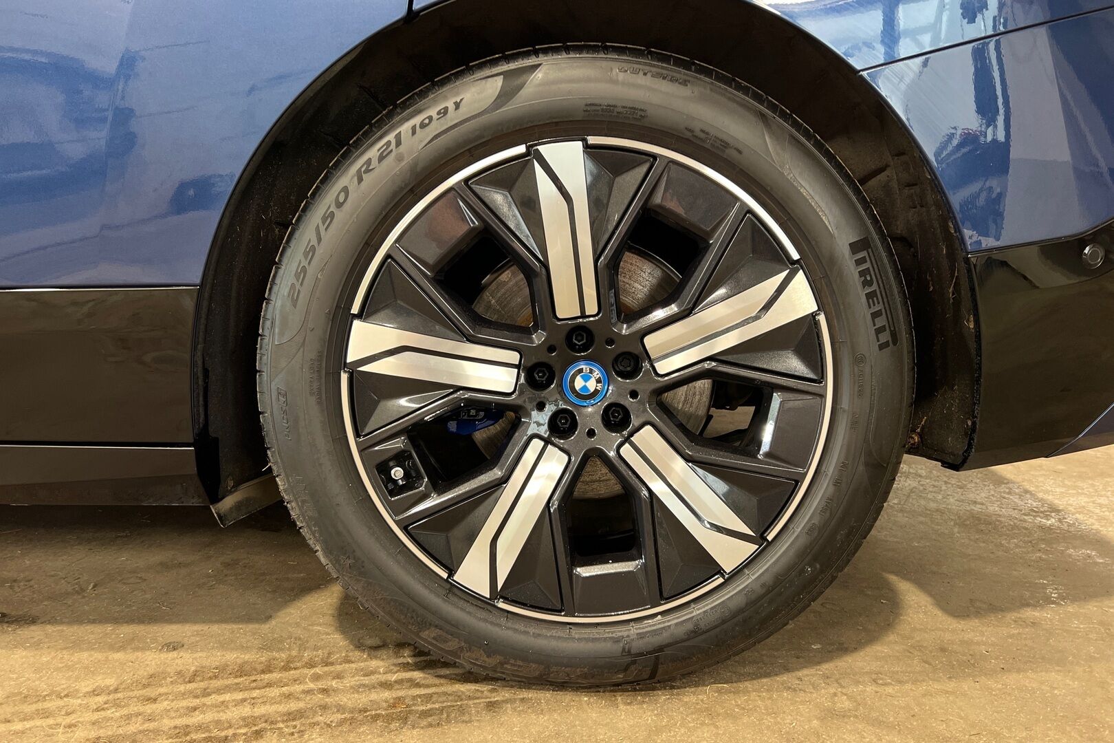 BMW iX iso kuva 6