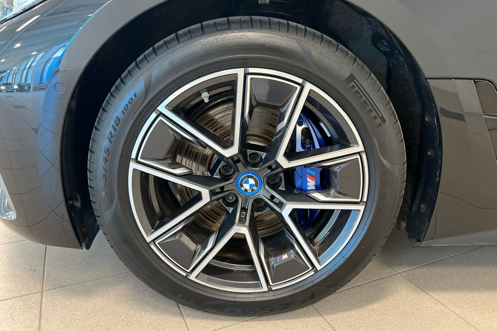 BMW i4 iso kuva 10