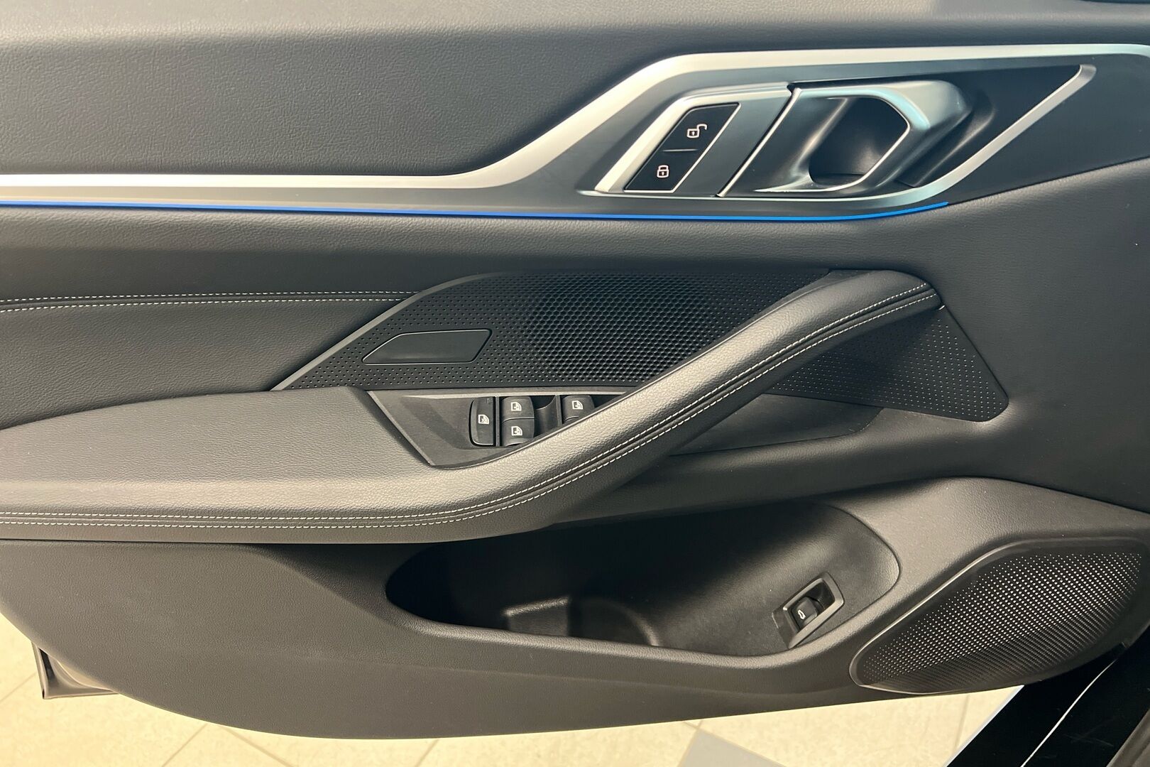 BMW i4 iso kuva 18