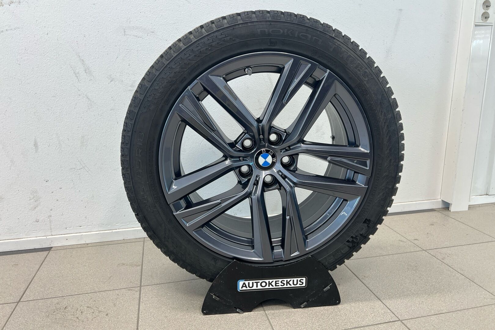 BMW i4 iso kuva 20