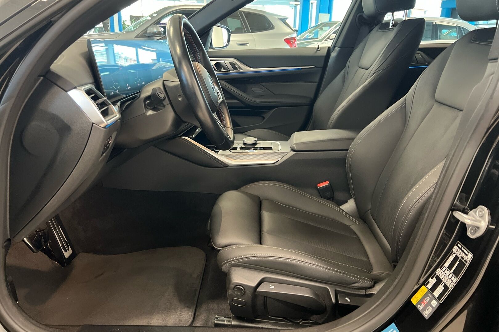 BMW i4 iso kuva 7