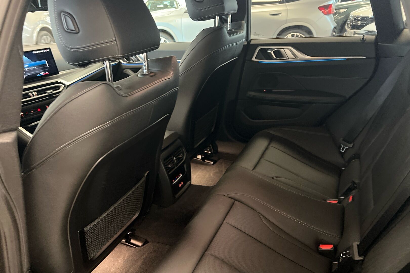 BMW i4 iso kuva 8