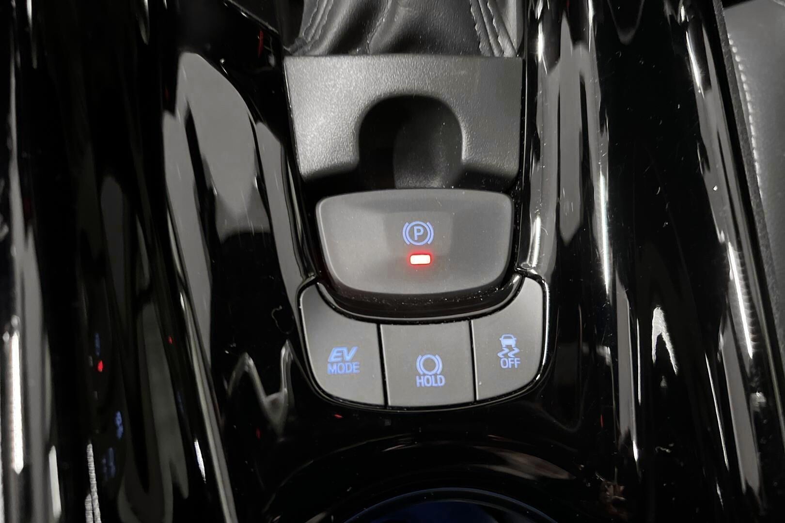 Toyota C-HR iso kuva 13