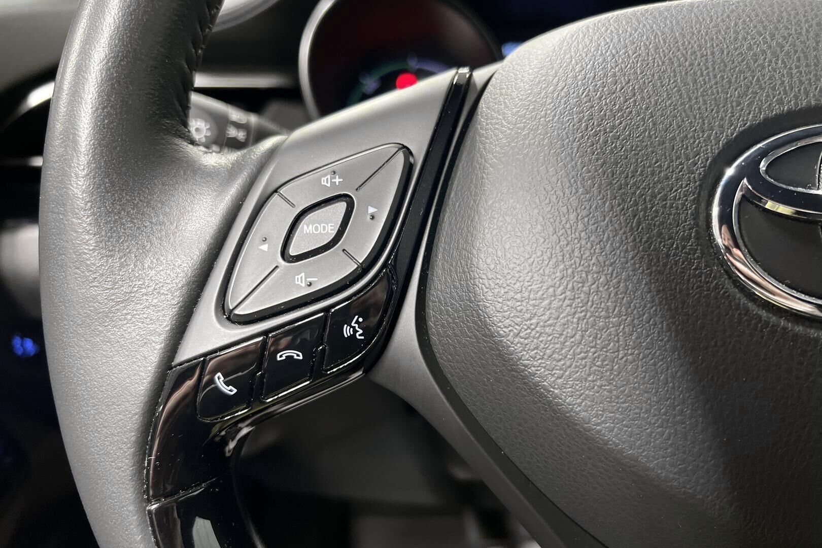 Toyota C-HR iso kuva 14