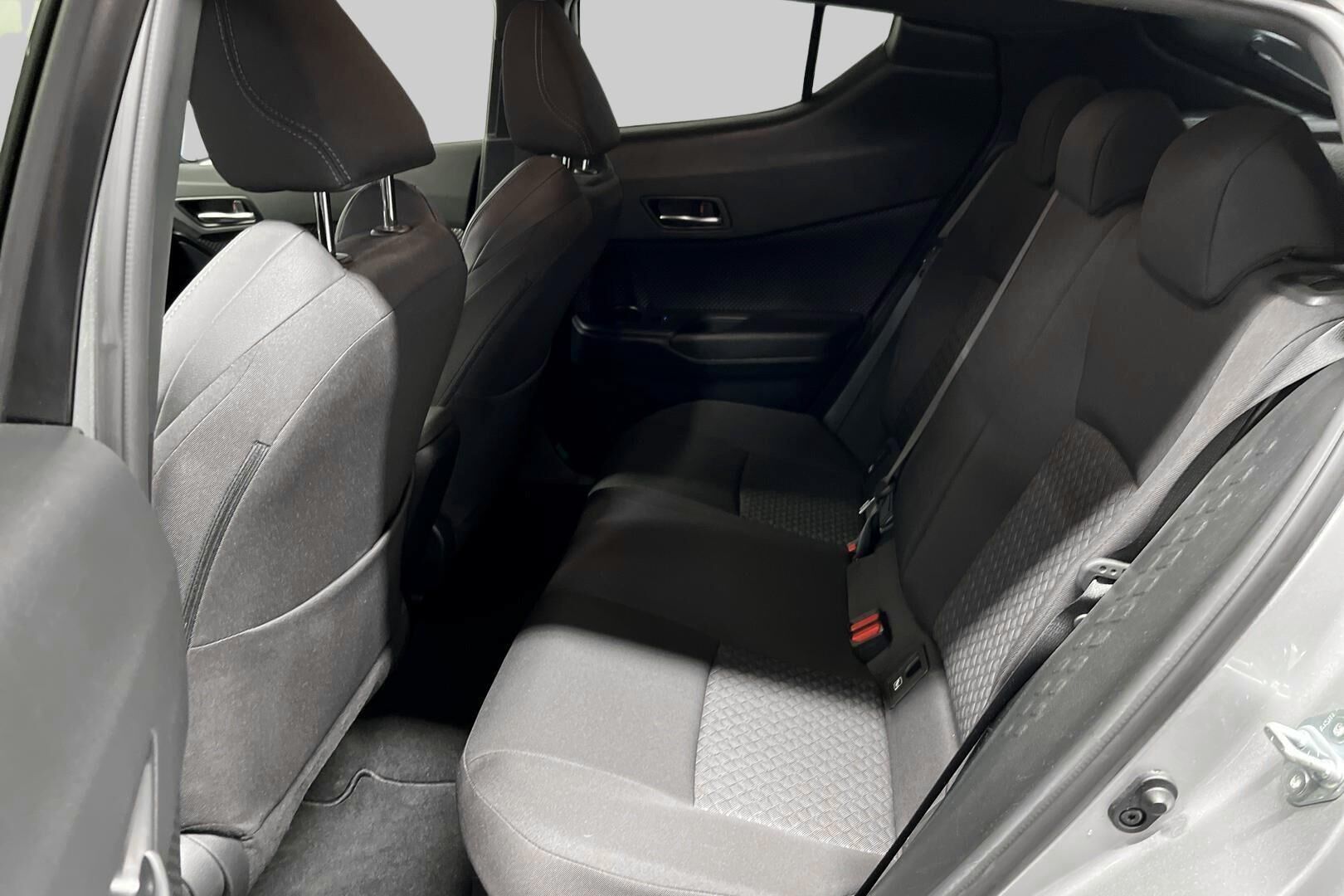 Toyota C-HR iso kuva 8