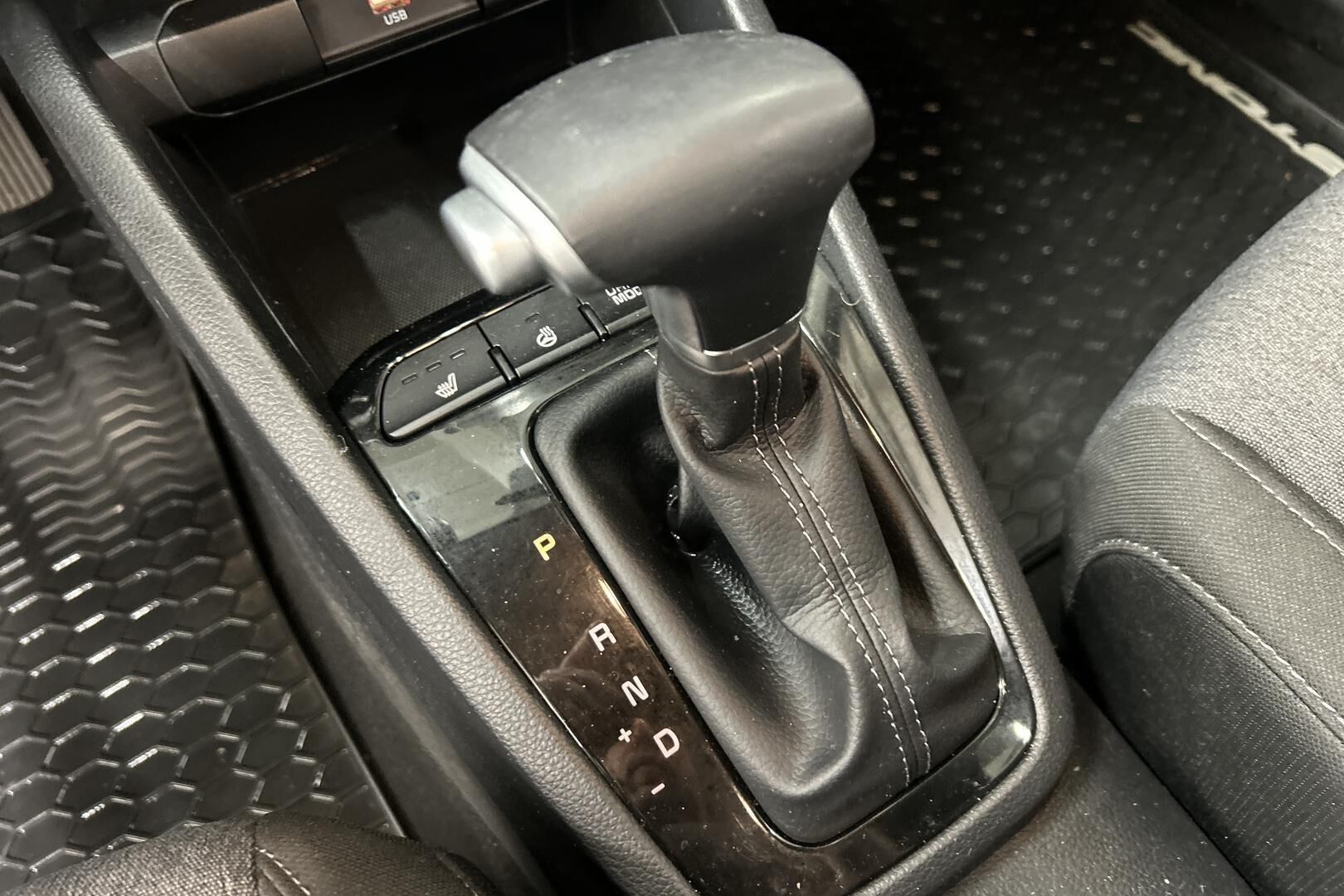 Kia Stonic iso kuva 21