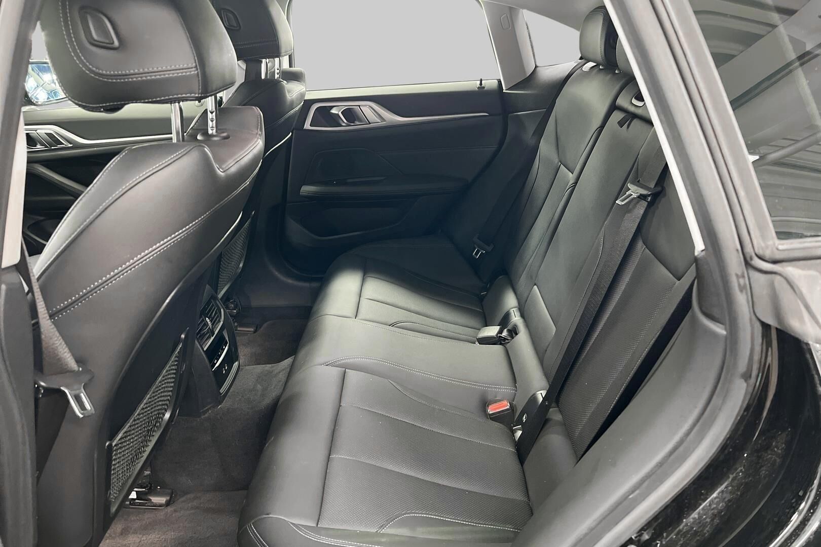 BMW i4 iso kuva 10