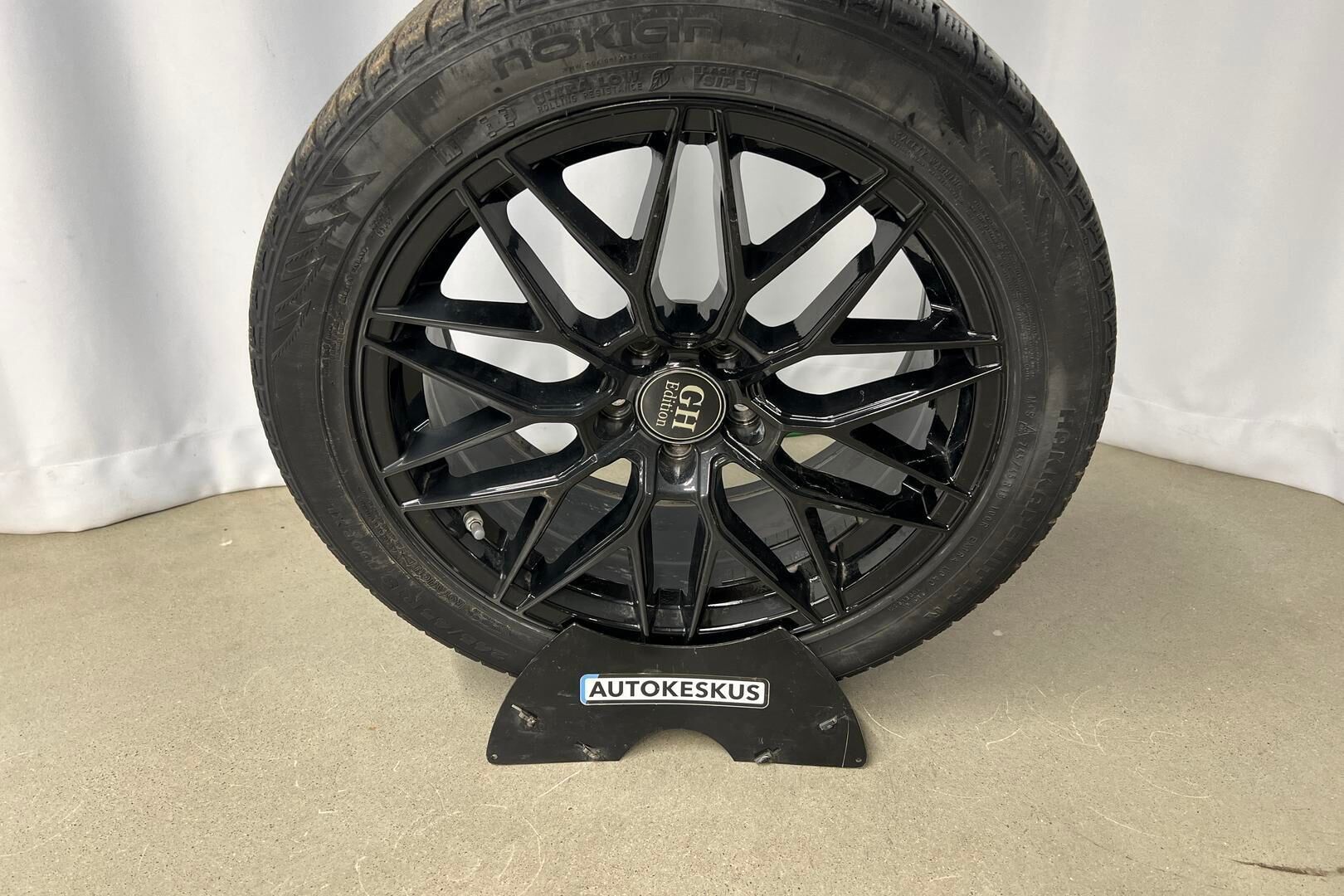 BMW i4 iso kuva 22