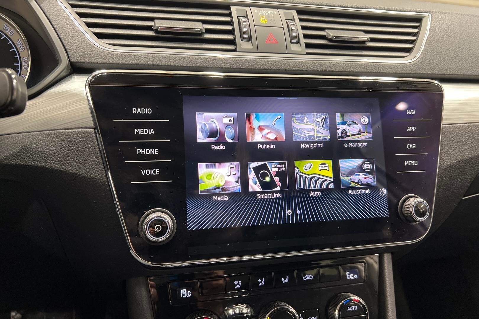 SKODA SUPERB iso kuva 18