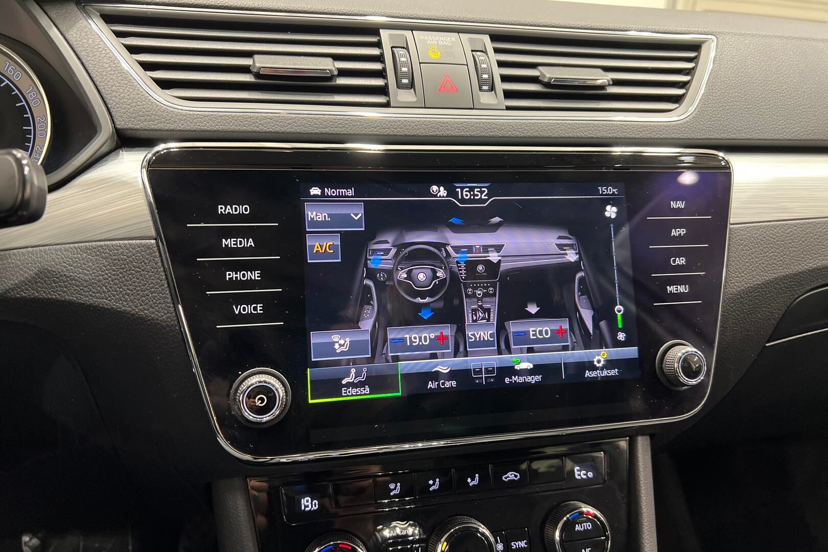 SKODA SUPERB iso kuva 20