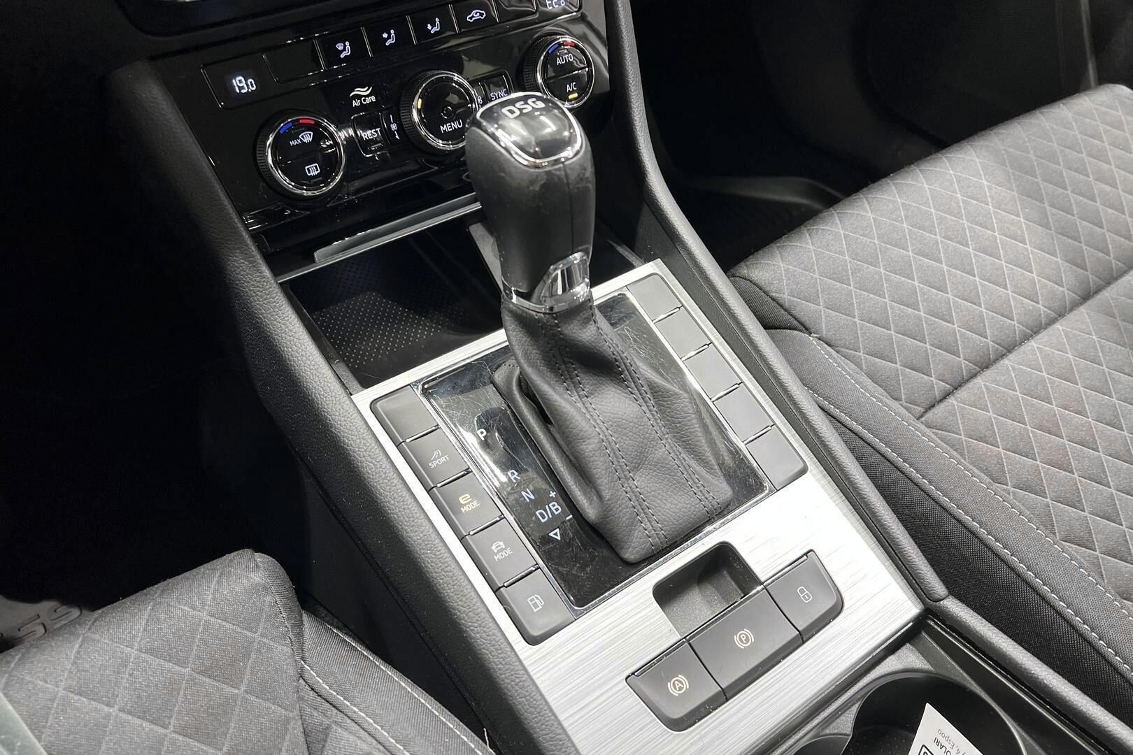 SKODA SUPERB iso kuva 22