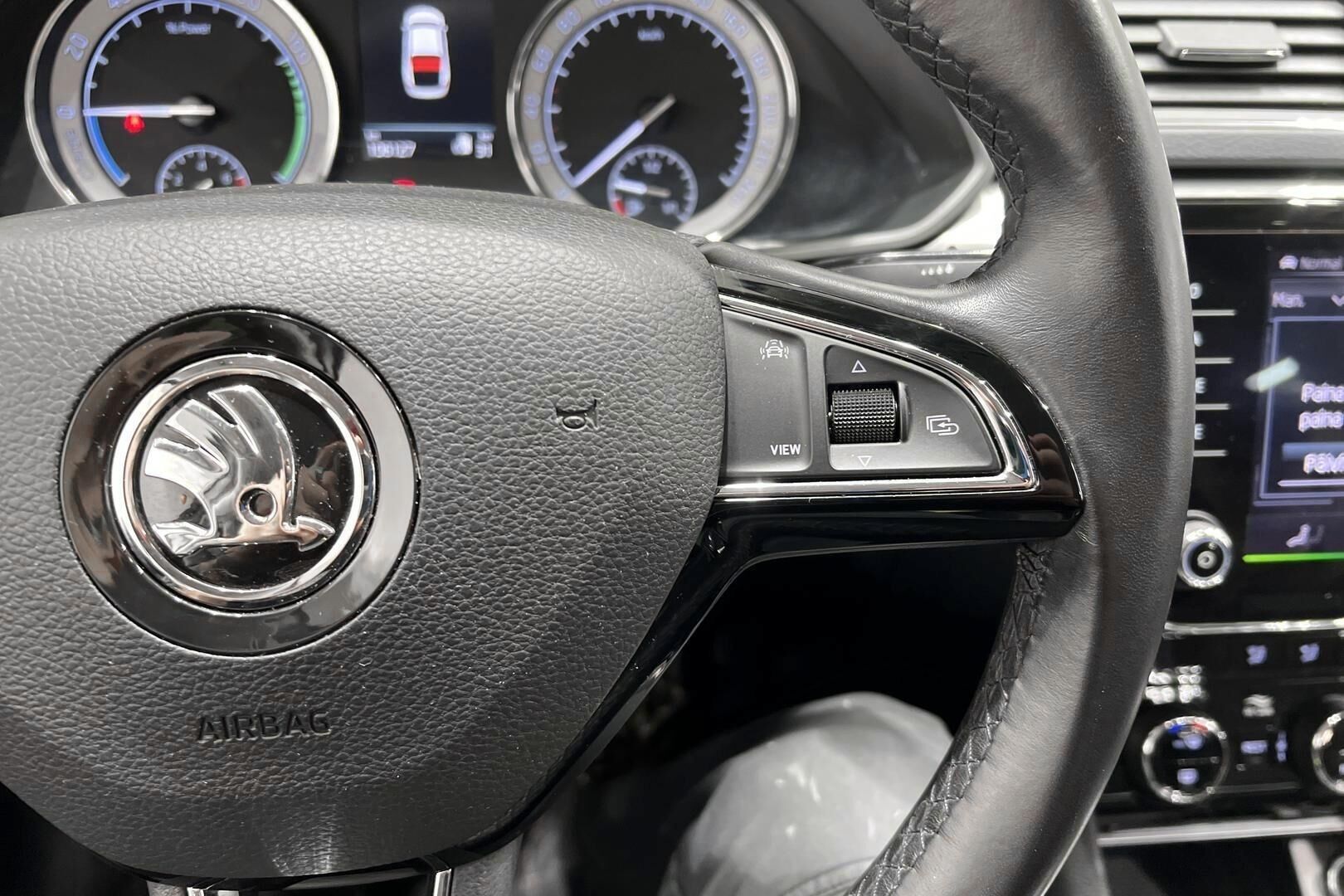 SKODA SUPERB iso kuva 24