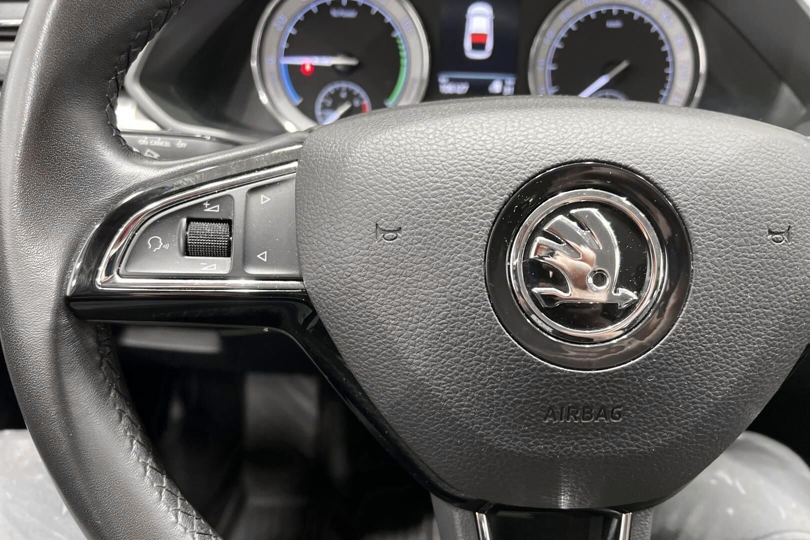 SKODA SUPERB iso kuva 25