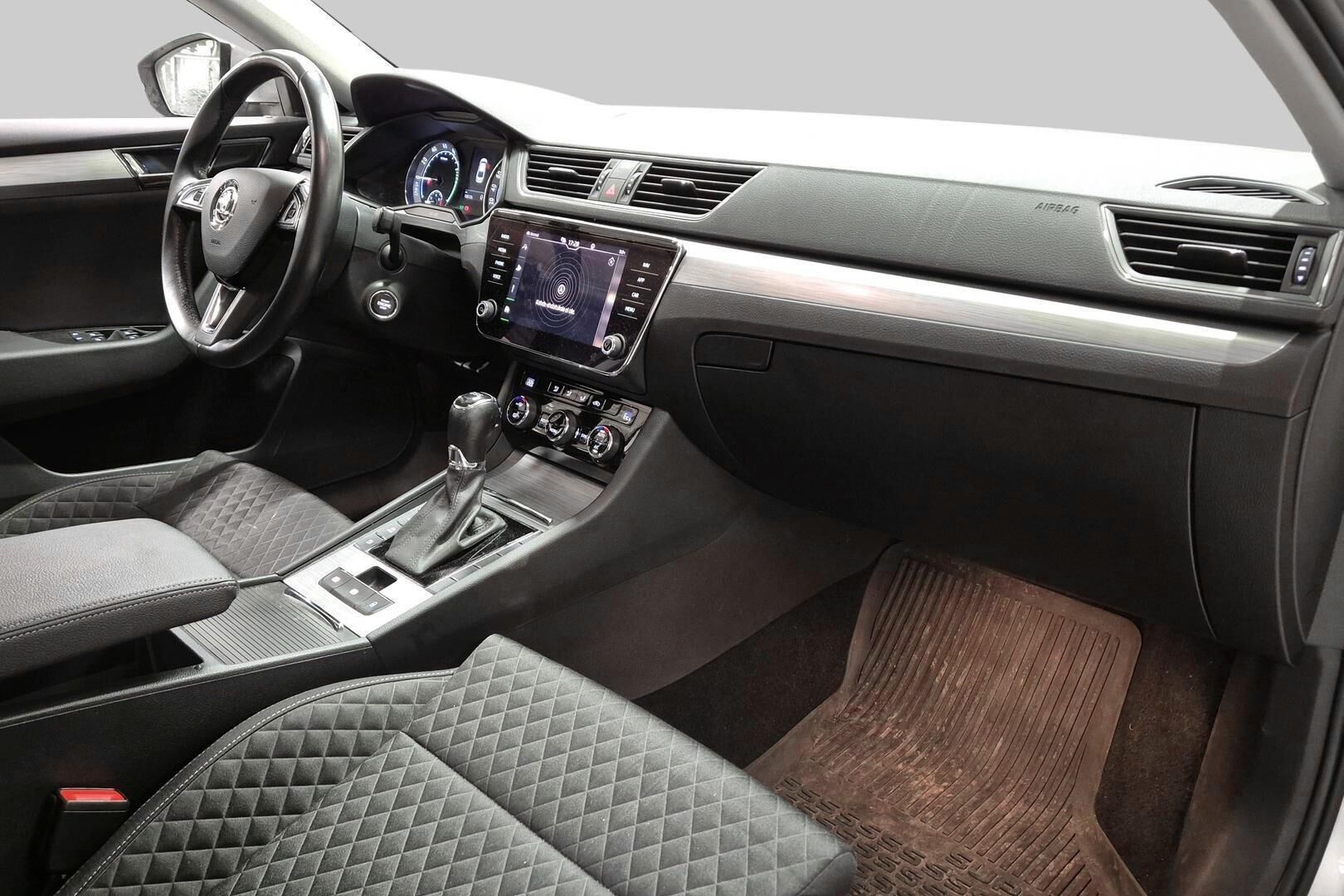 SKODA SUPERB iso kuva 5