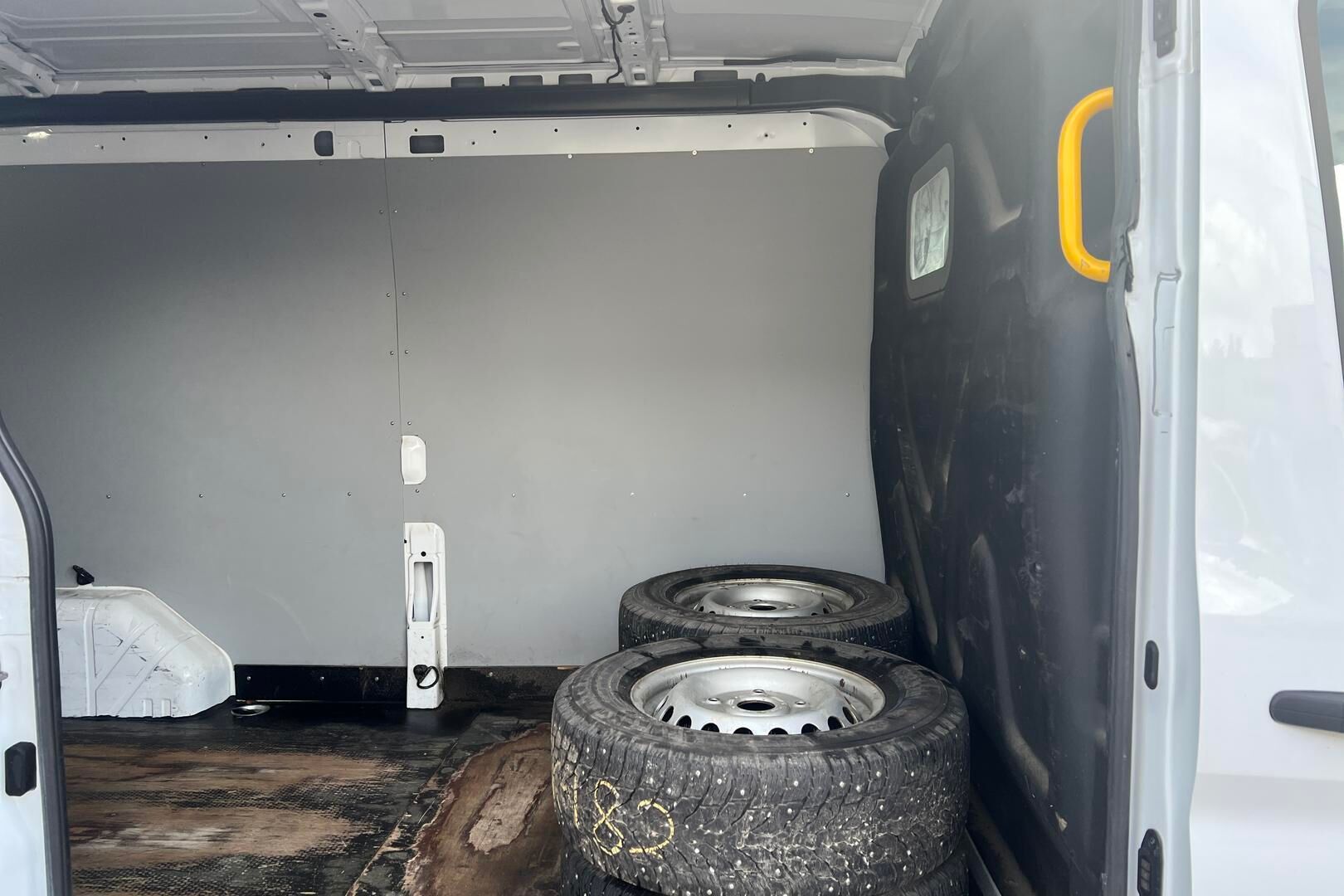 Ford Transit iso kuva 7