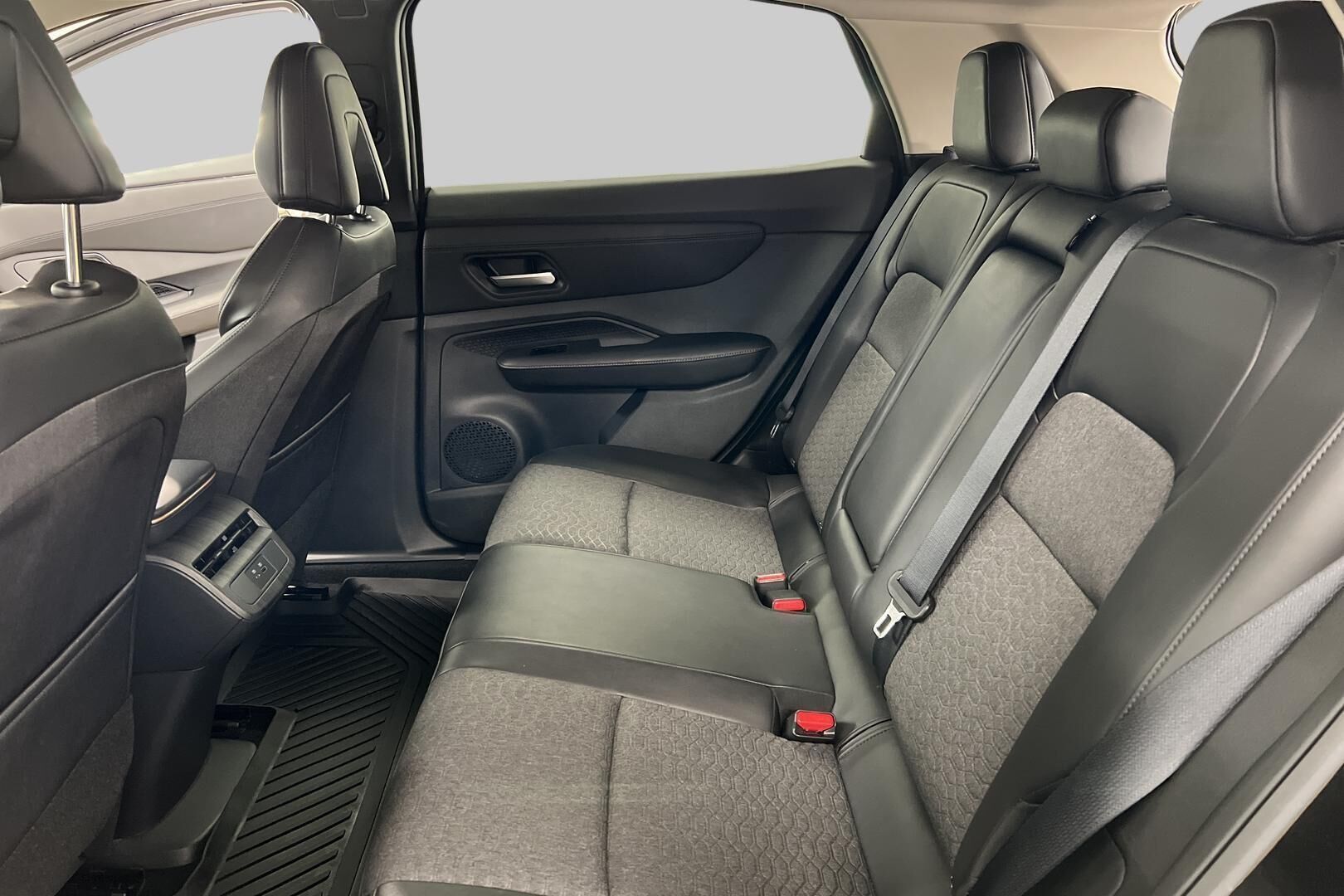 Nissan Ariya iso kuva 10