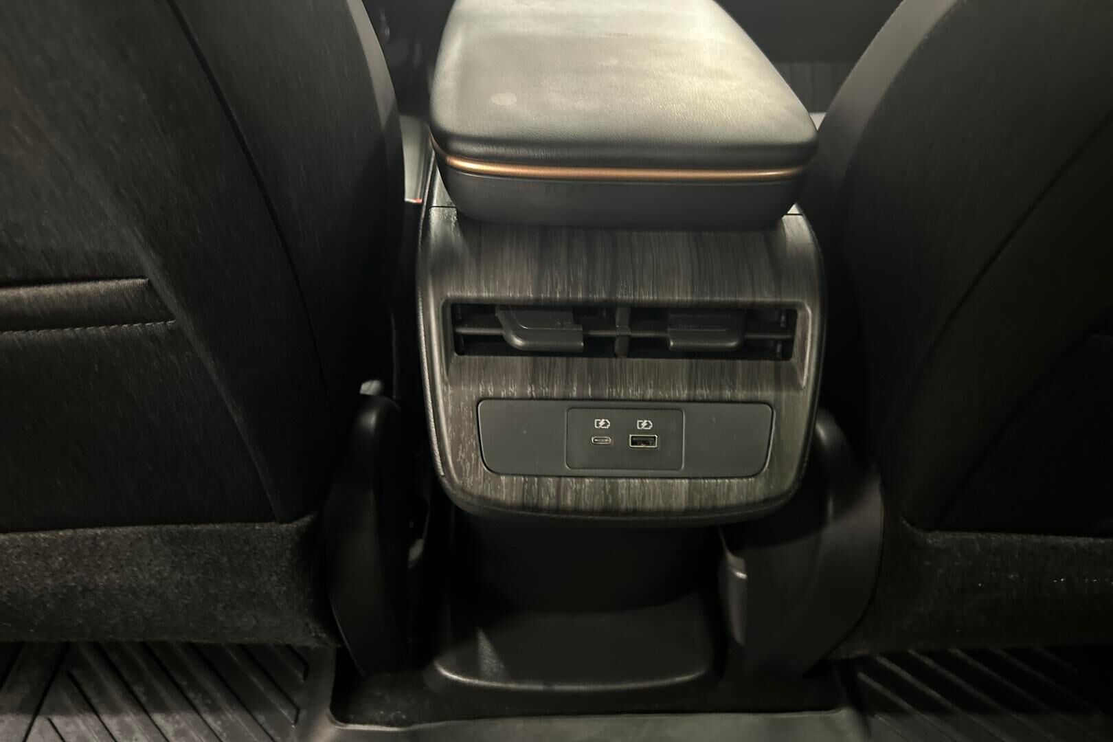 Nissan Ariya iso kuva 24