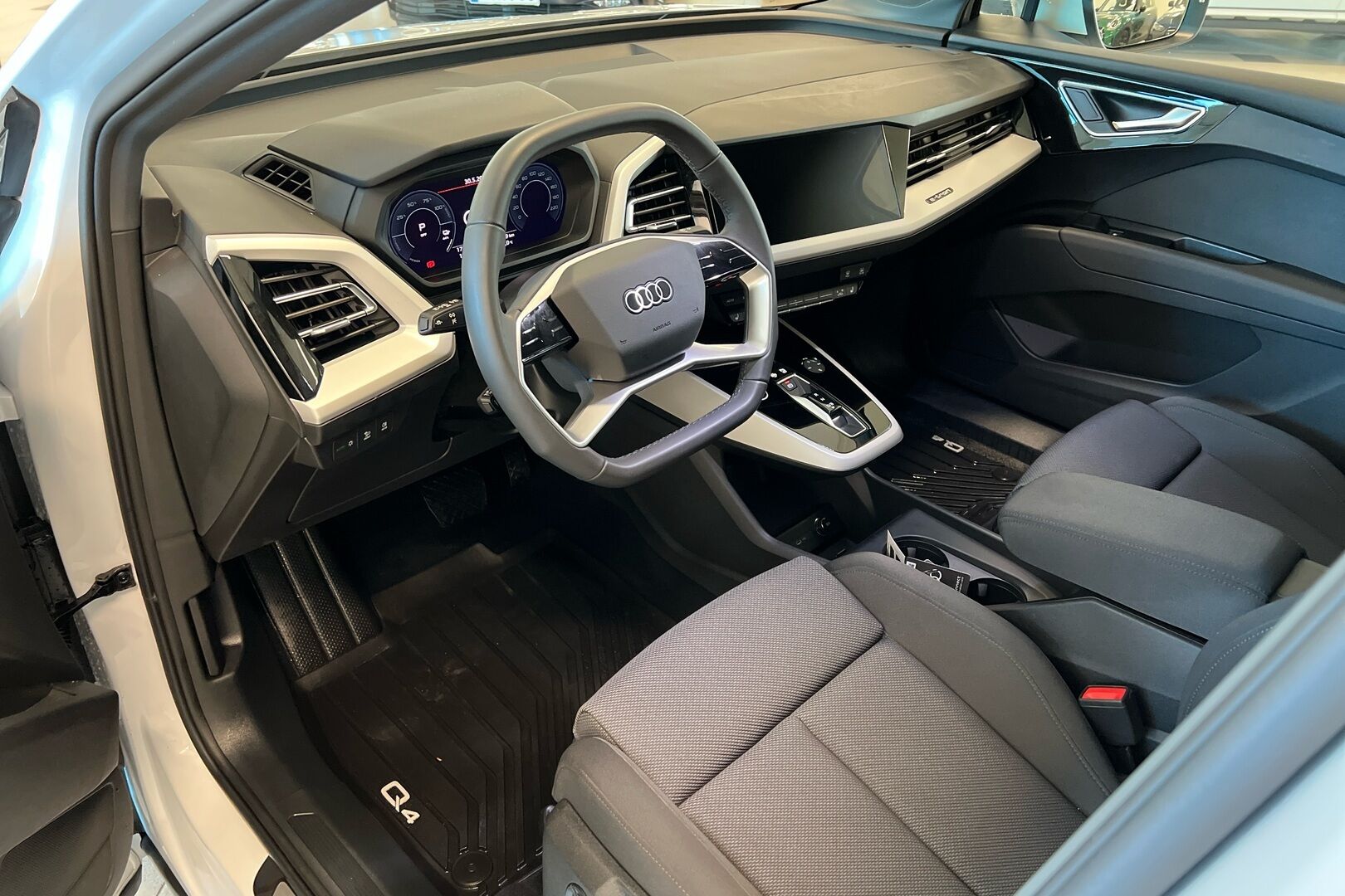 Audi Q4 e-tron iso kuva 6