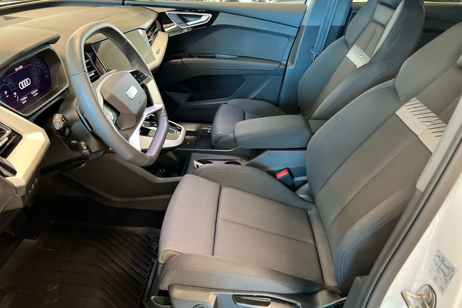 Audi Q4 e-tron iso kuva 7