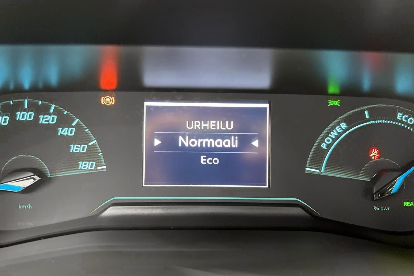 Peugeot e-2008 iso kuva 16
