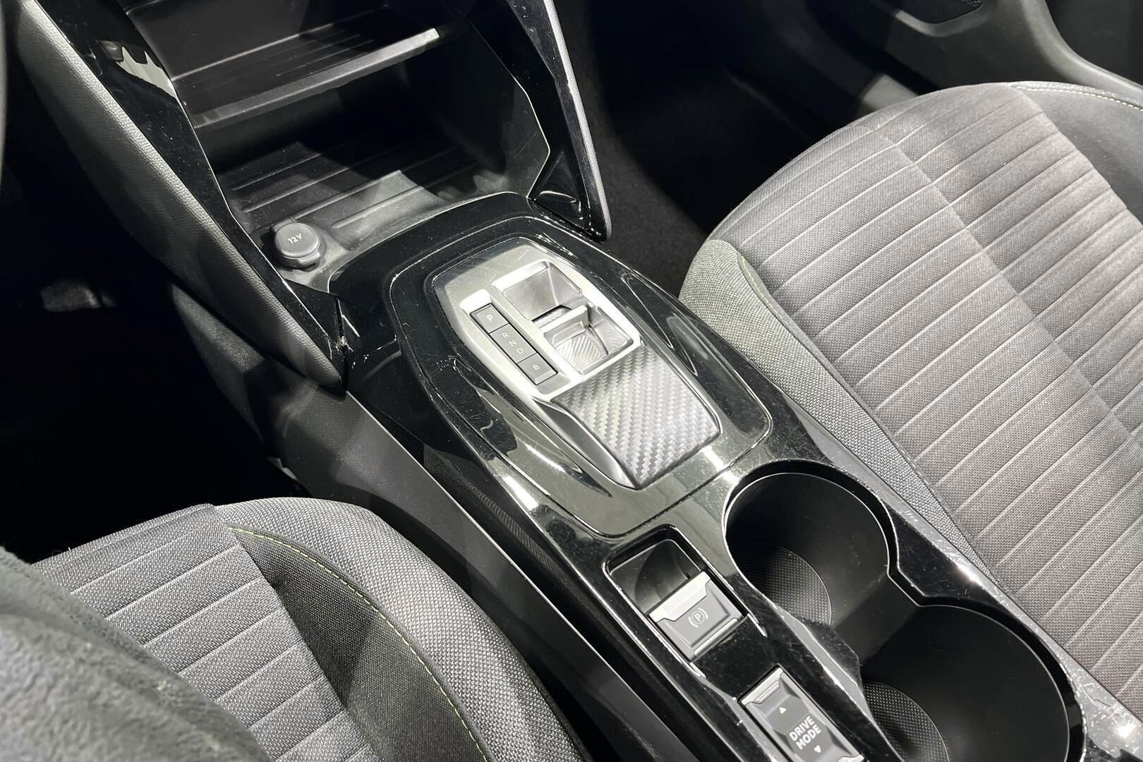 Peugeot e-2008 iso kuva 22