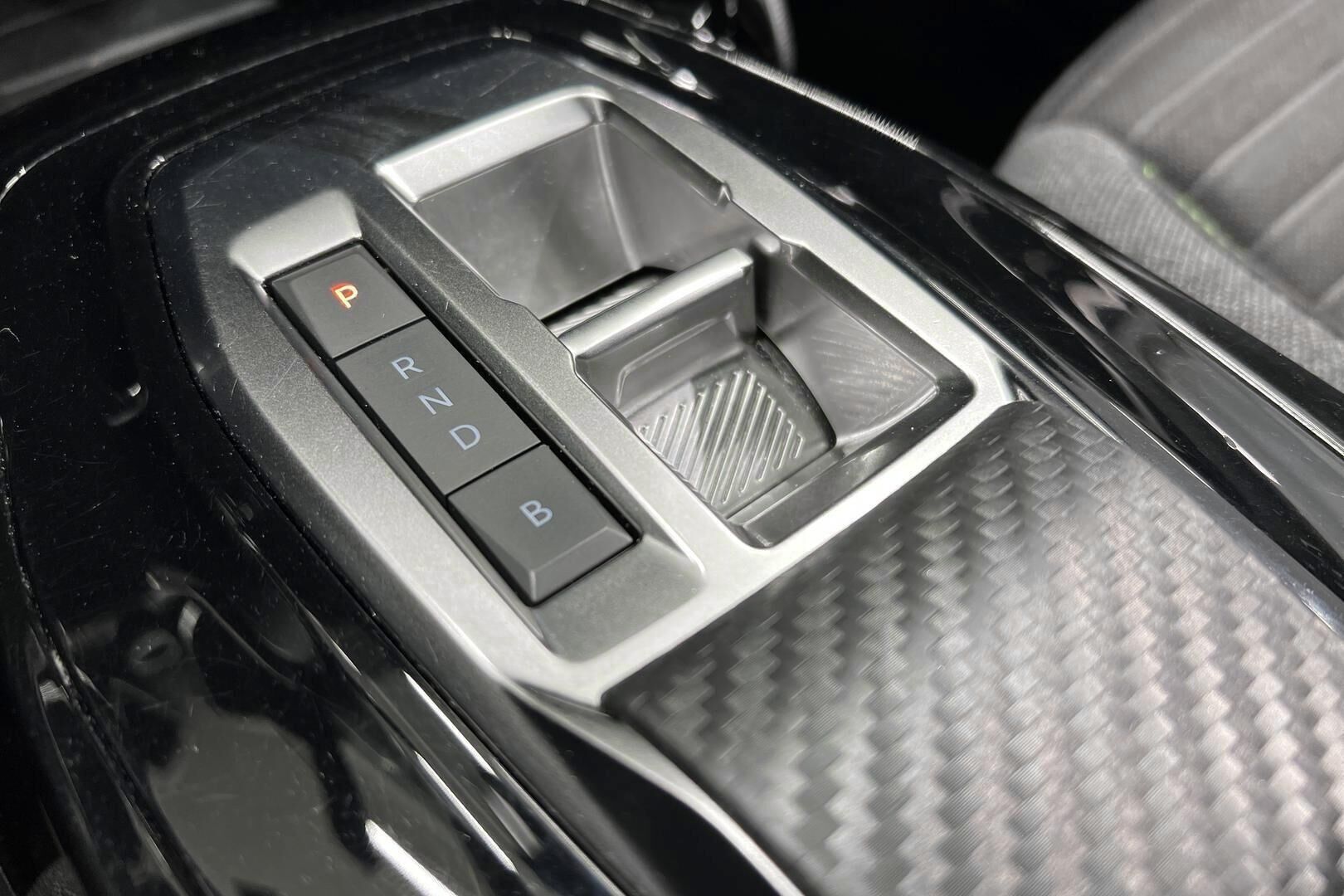 Peugeot e-2008 iso kuva 23
