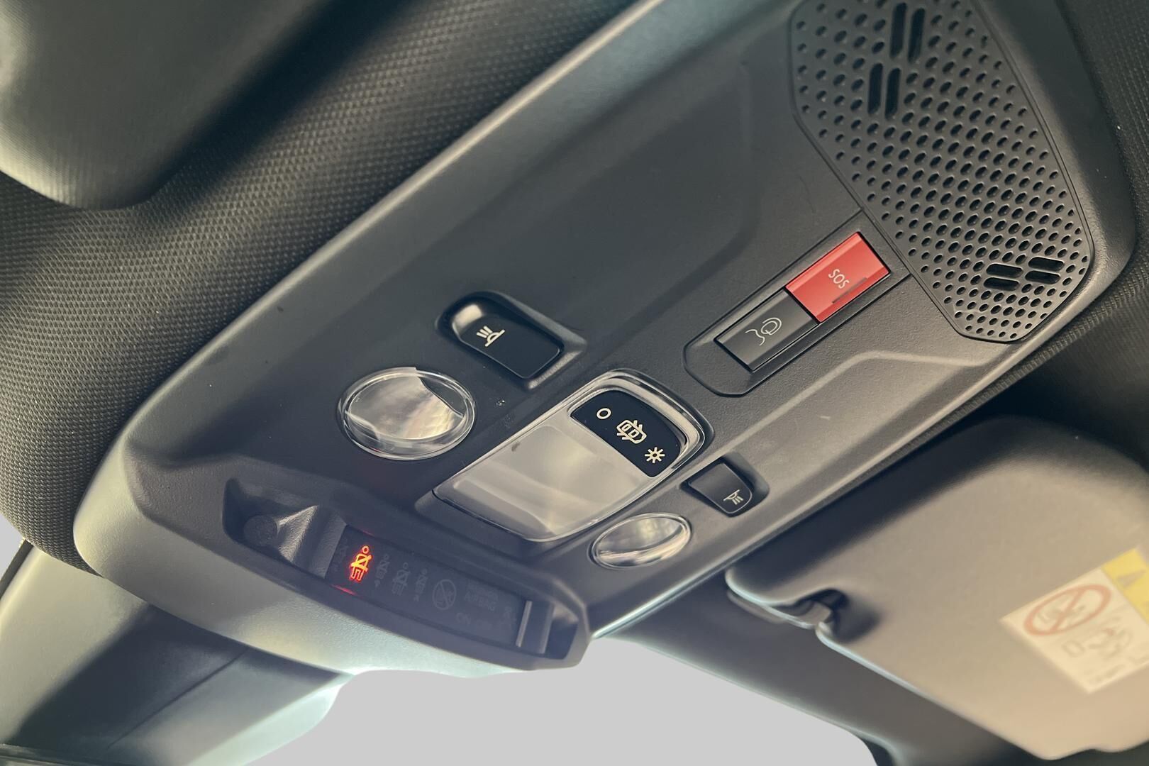 Peugeot e-2008 iso kuva 24