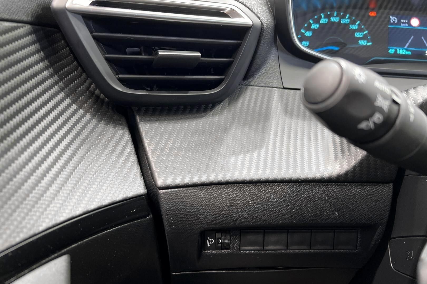 Peugeot e-2008 iso kuva 28