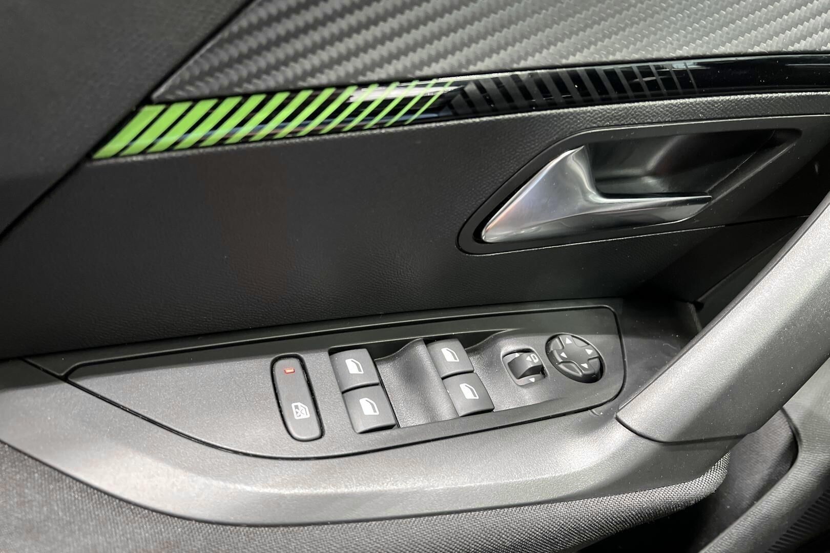 Peugeot e-2008 iso kuva 29