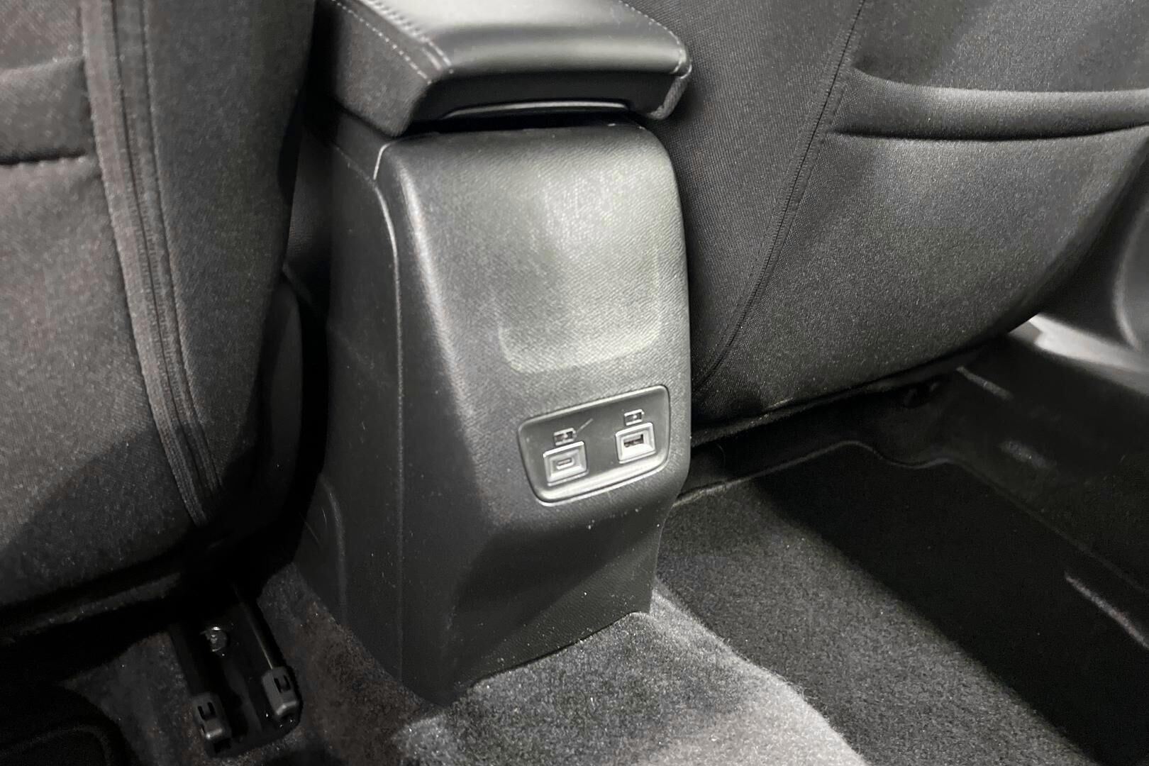 Peugeot e-2008 iso kuva 30