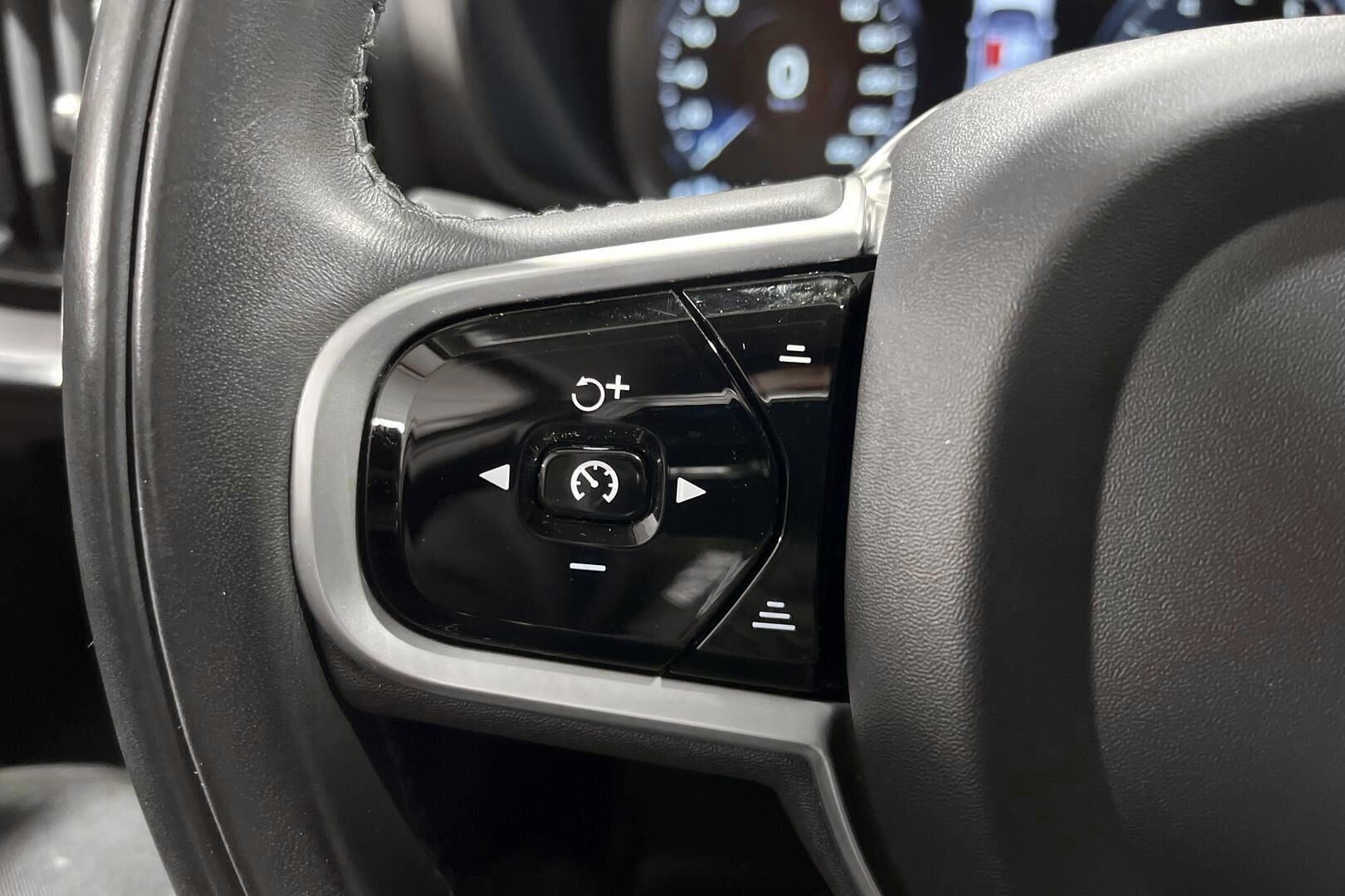 Volvo V60 iso kuva 24