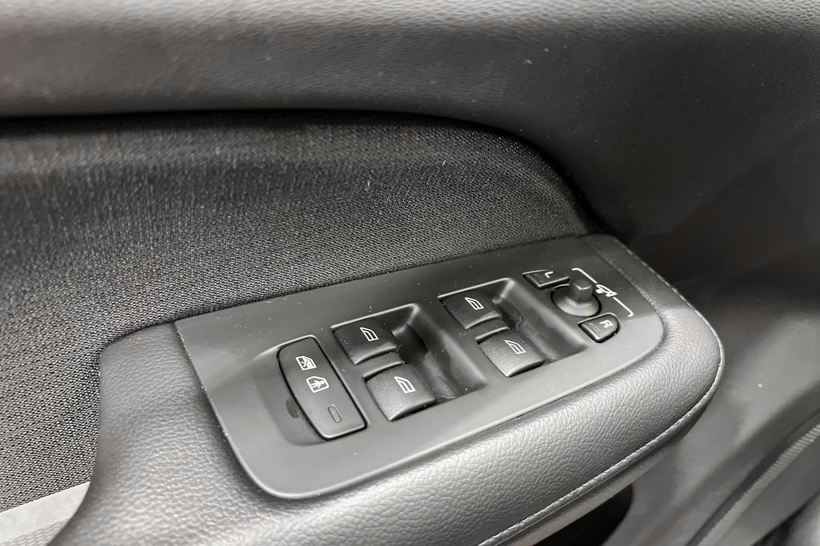 Volvo V60 iso kuva 30