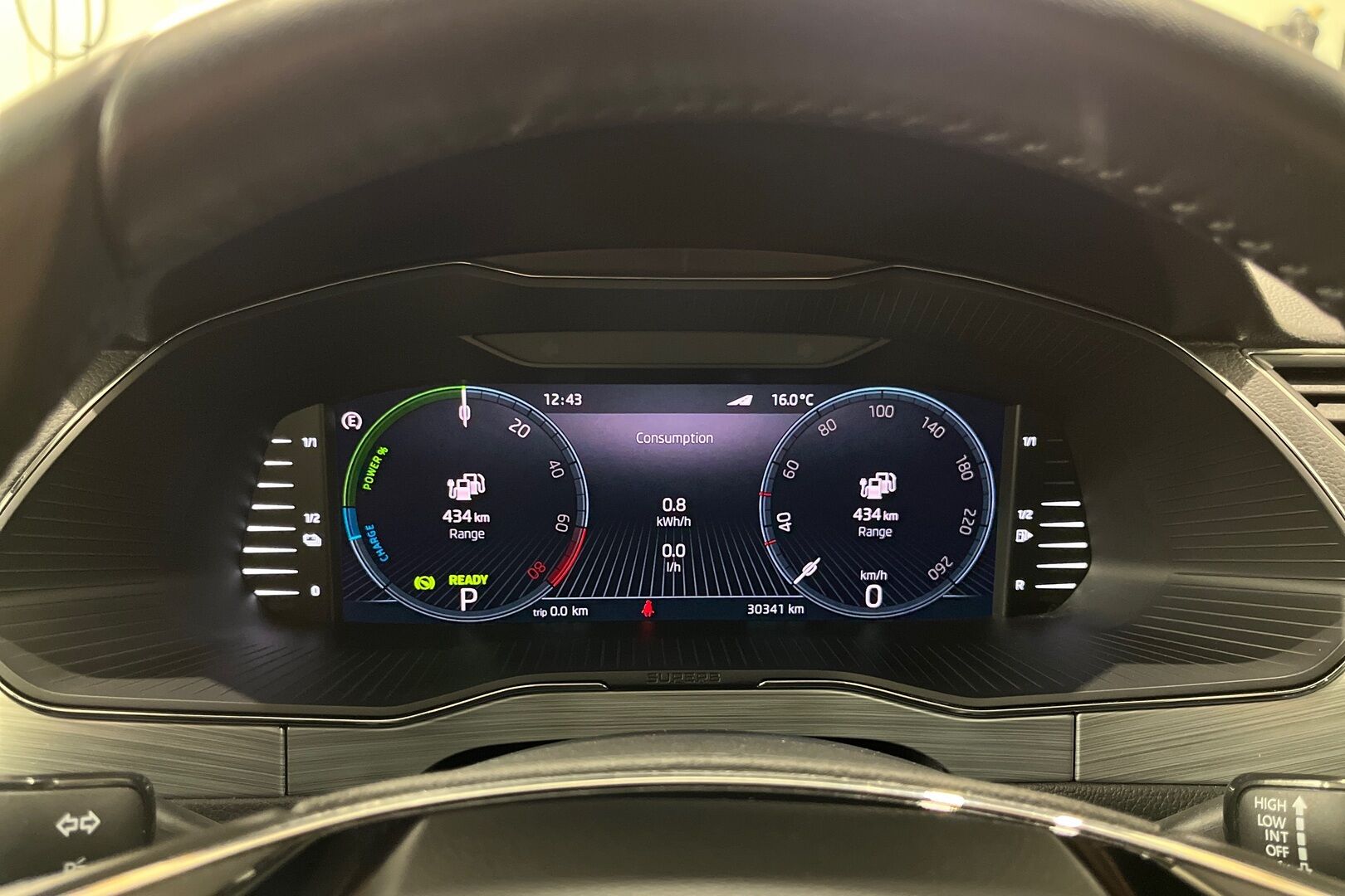 Skoda Superb iso kuva 11