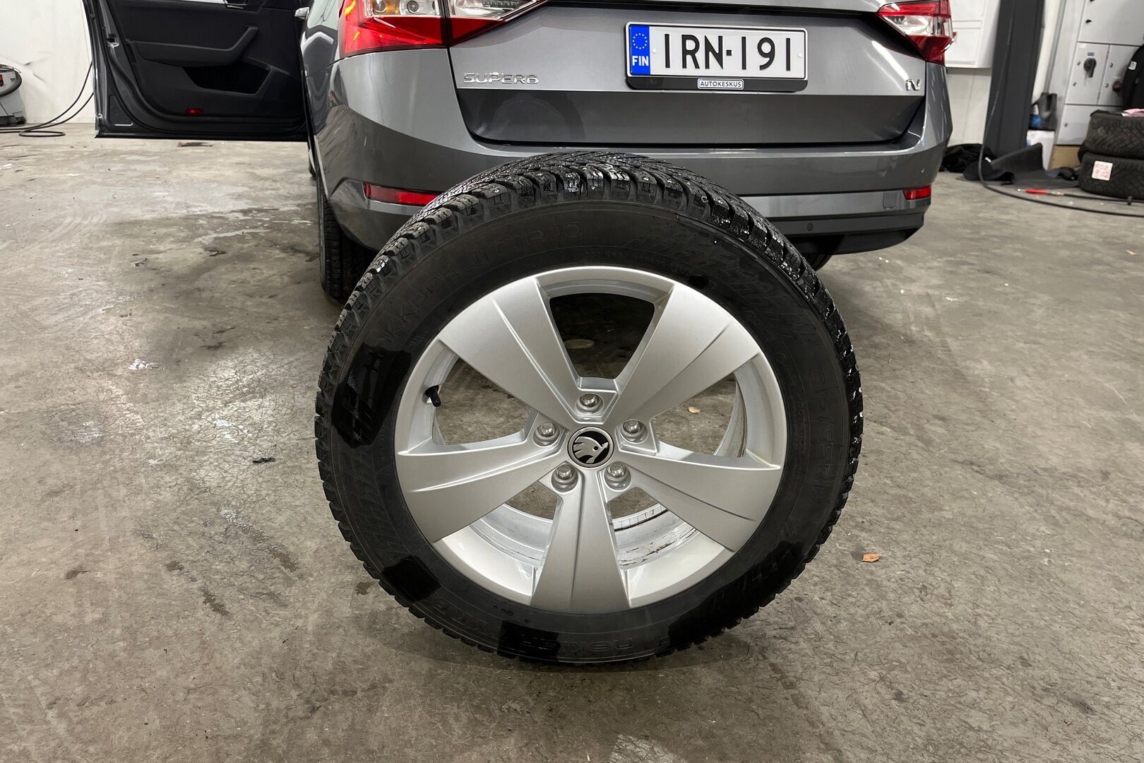Skoda Superb iso kuva 13