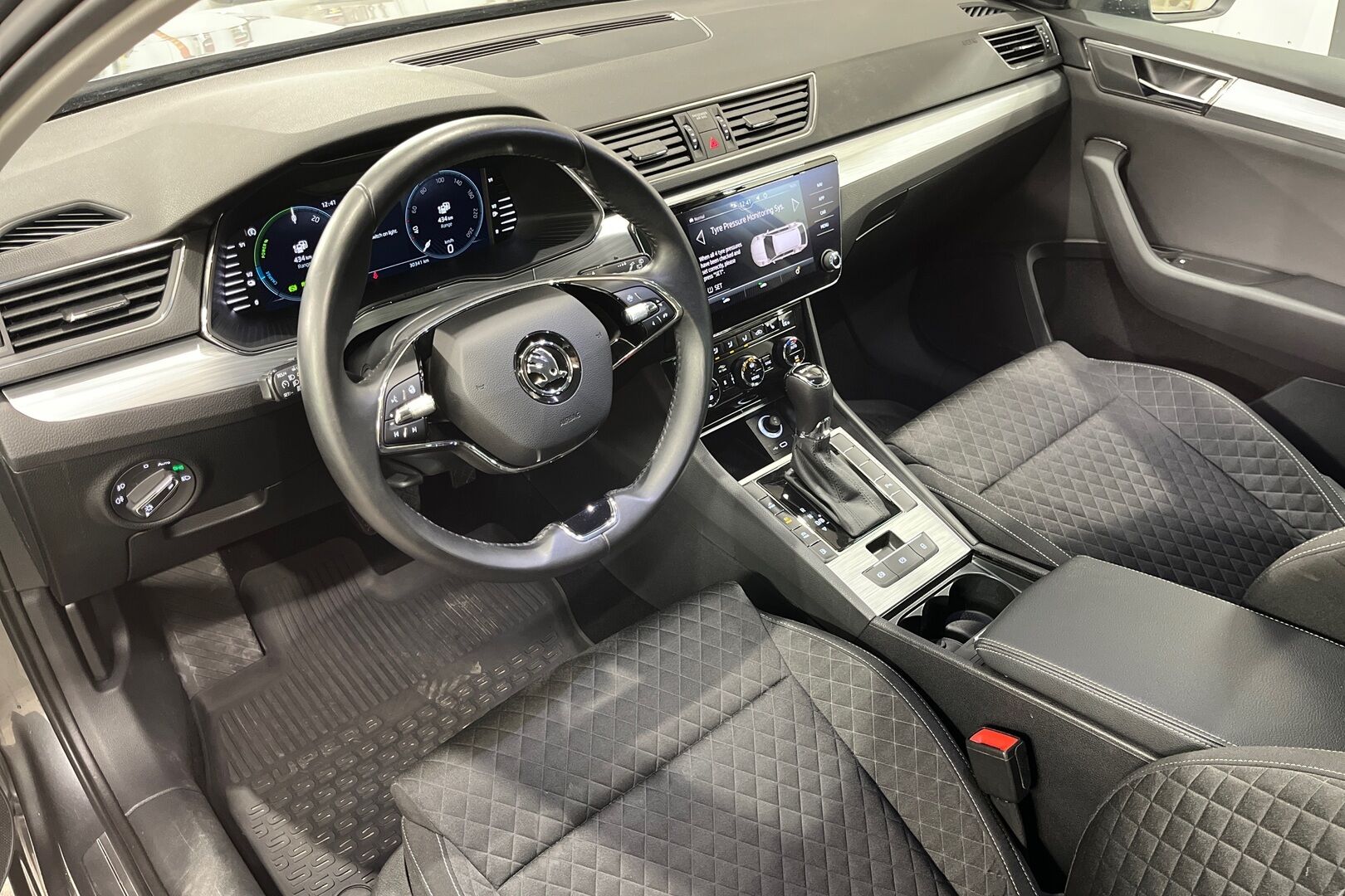 Skoda Superb iso kuva 6