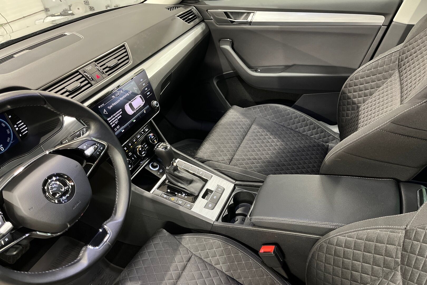 Skoda Superb iso kuva 7