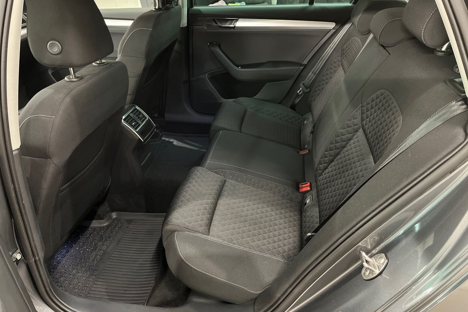 Skoda Superb iso kuva 8
