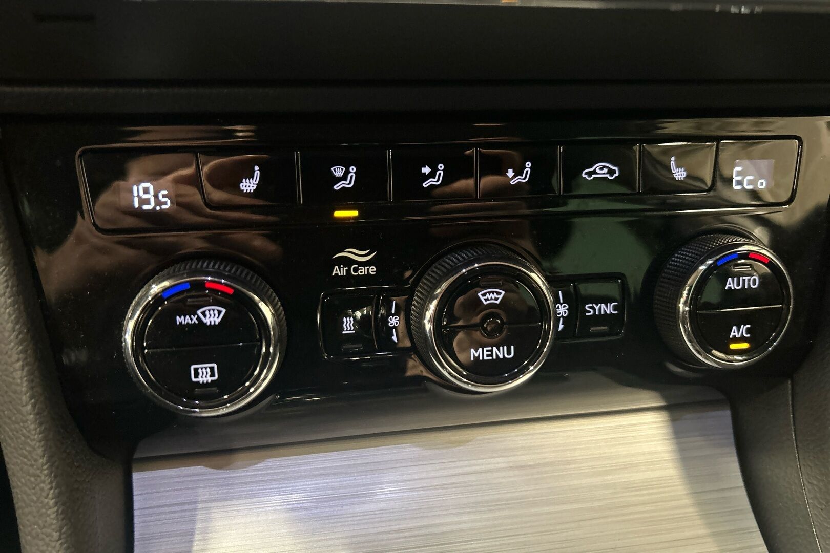 Skoda Superb iso kuva 19