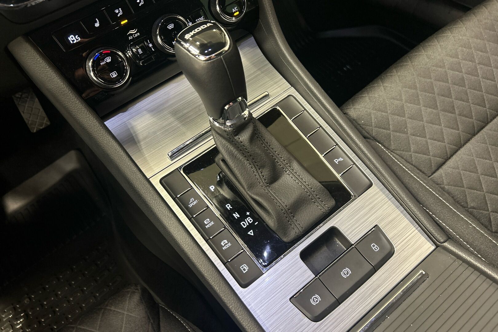 Skoda Superb iso kuva 20