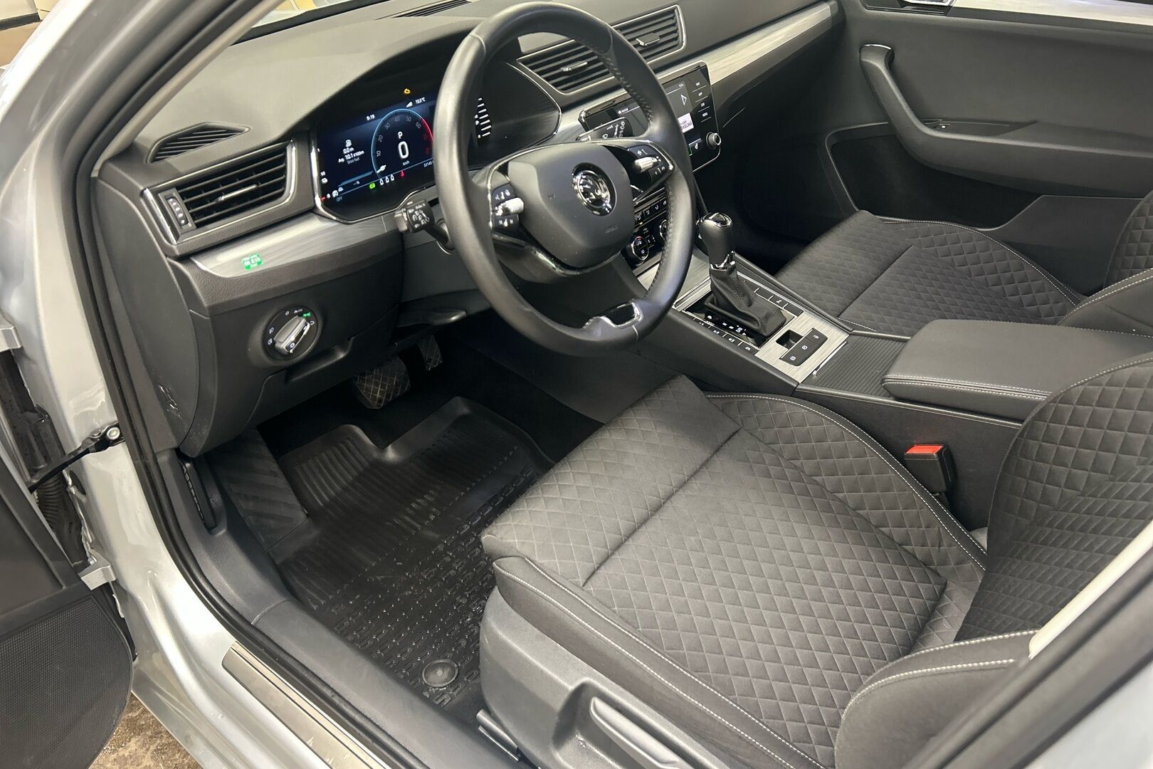 Skoda Superb iso kuva 7