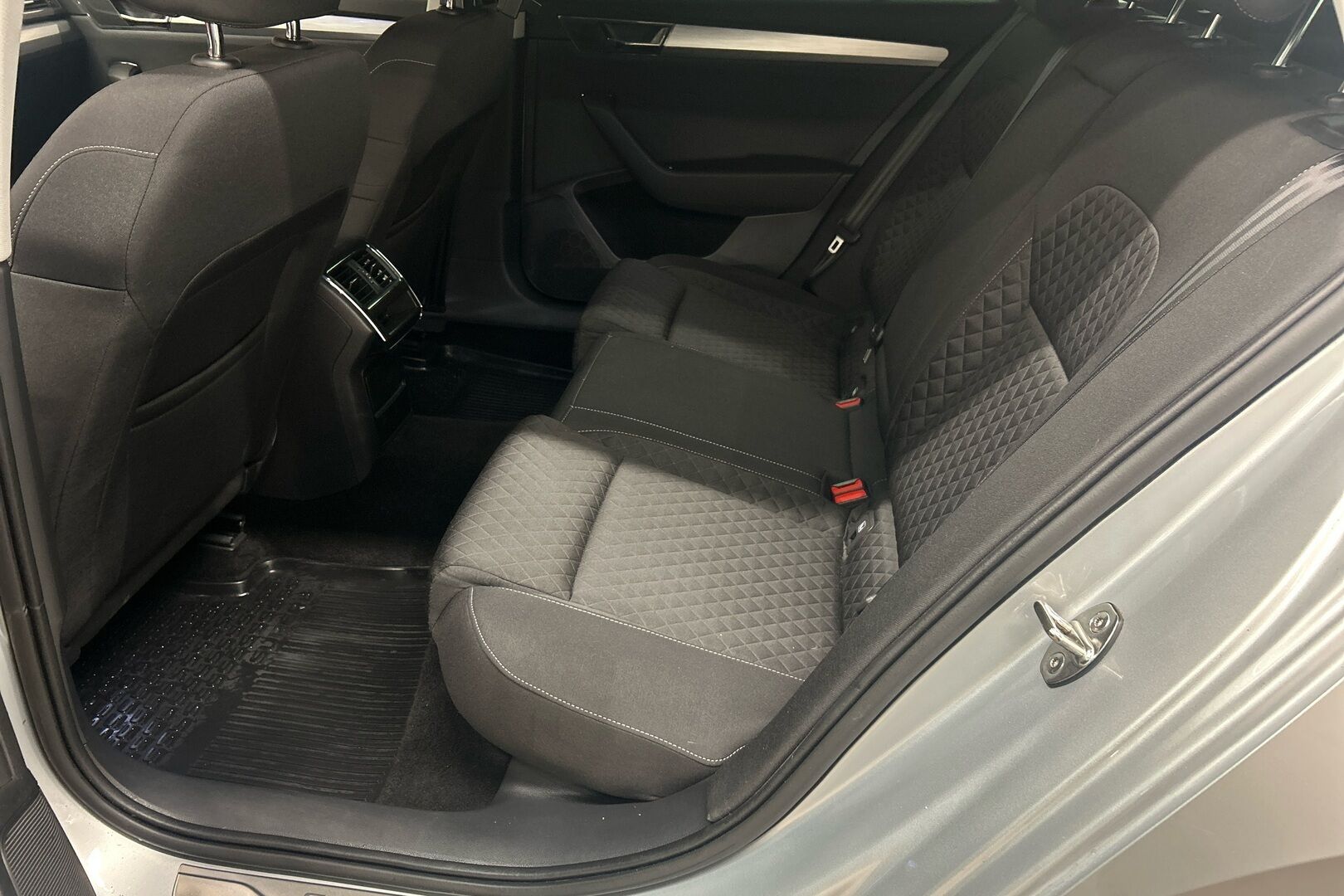Skoda Superb iso kuva 8