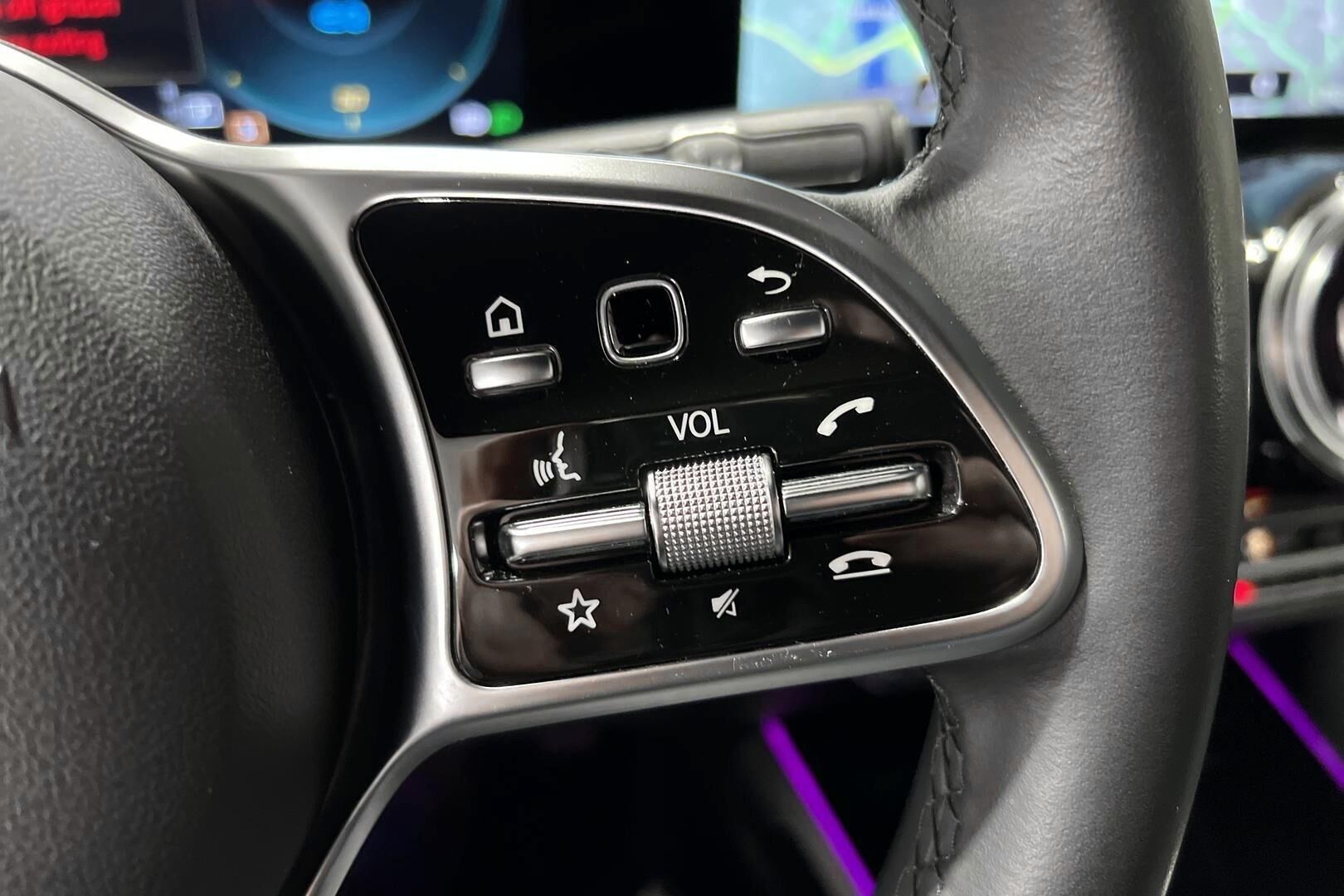 Mercedes-Benz EQB iso kuva 15