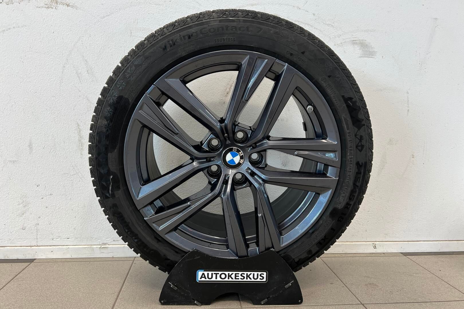 BMW i4 iso kuva 18