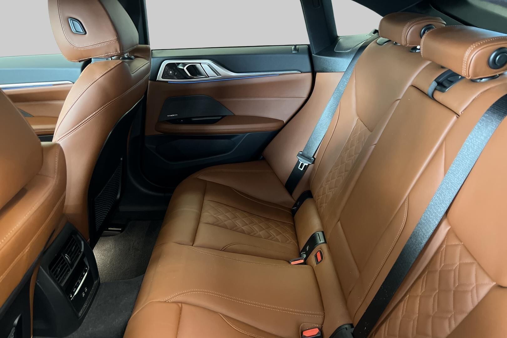 BMW i4 iso kuva 7