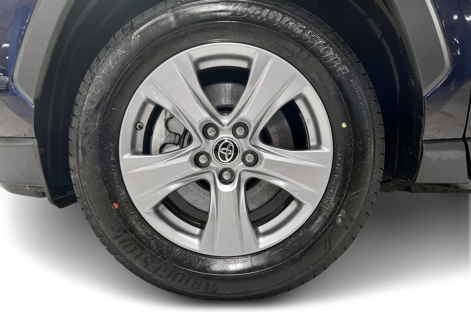 Toyota RAV4 iso kuva 12
