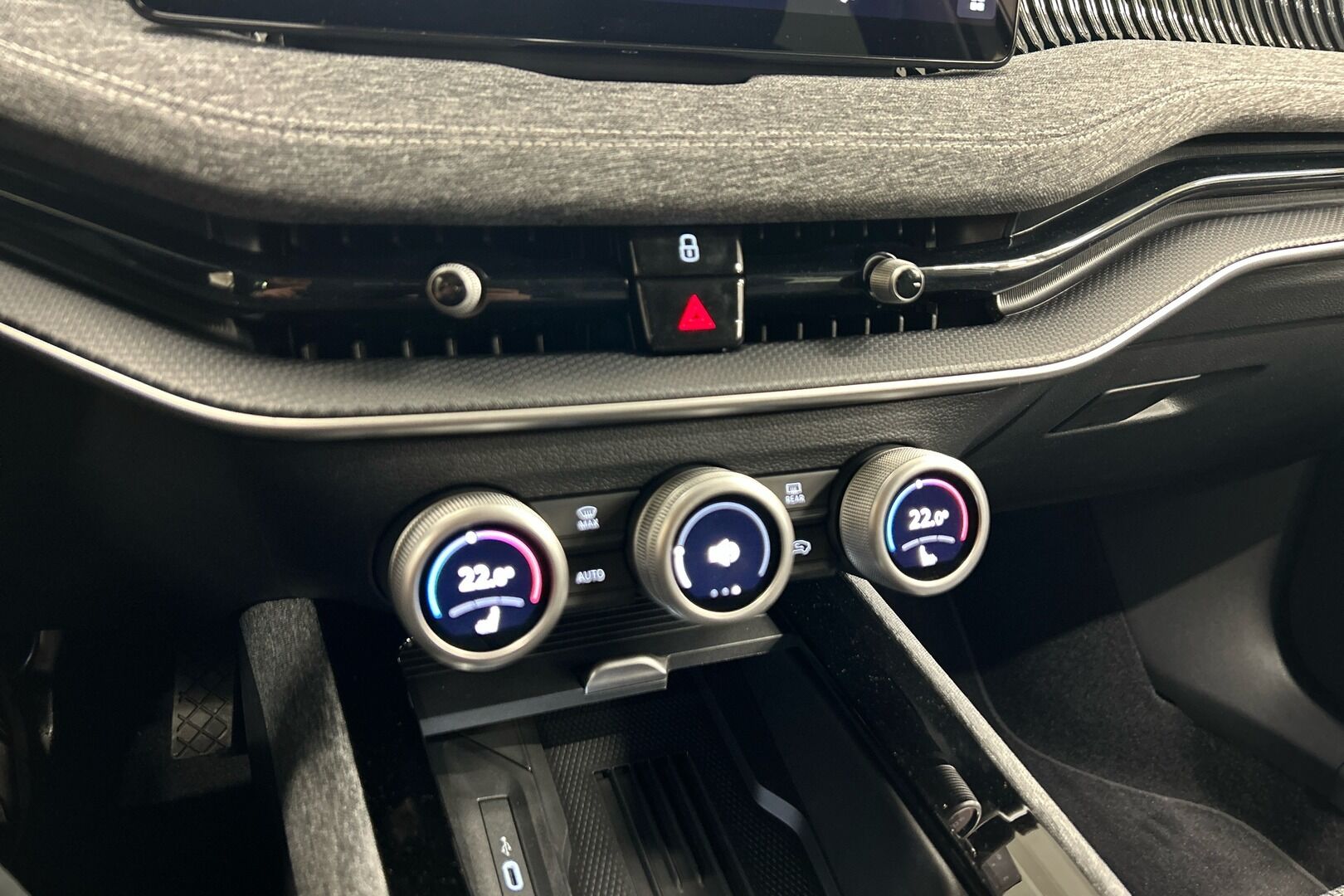 SKODA Superb iso kuva 16