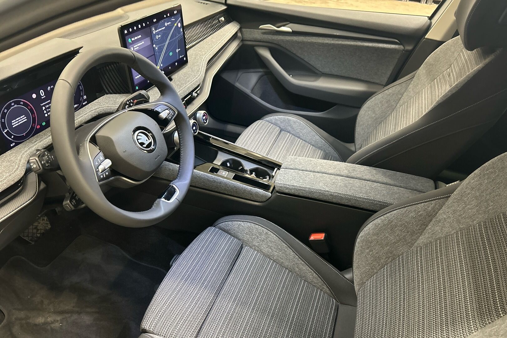 SKODA Superb iso kuva 7