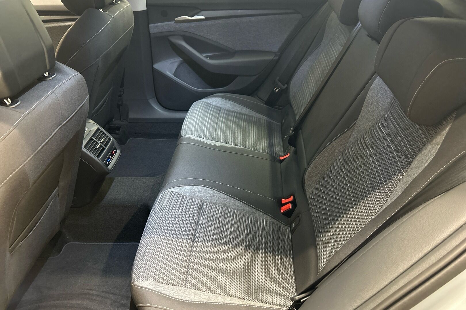 SKODA Superb iso kuva 8