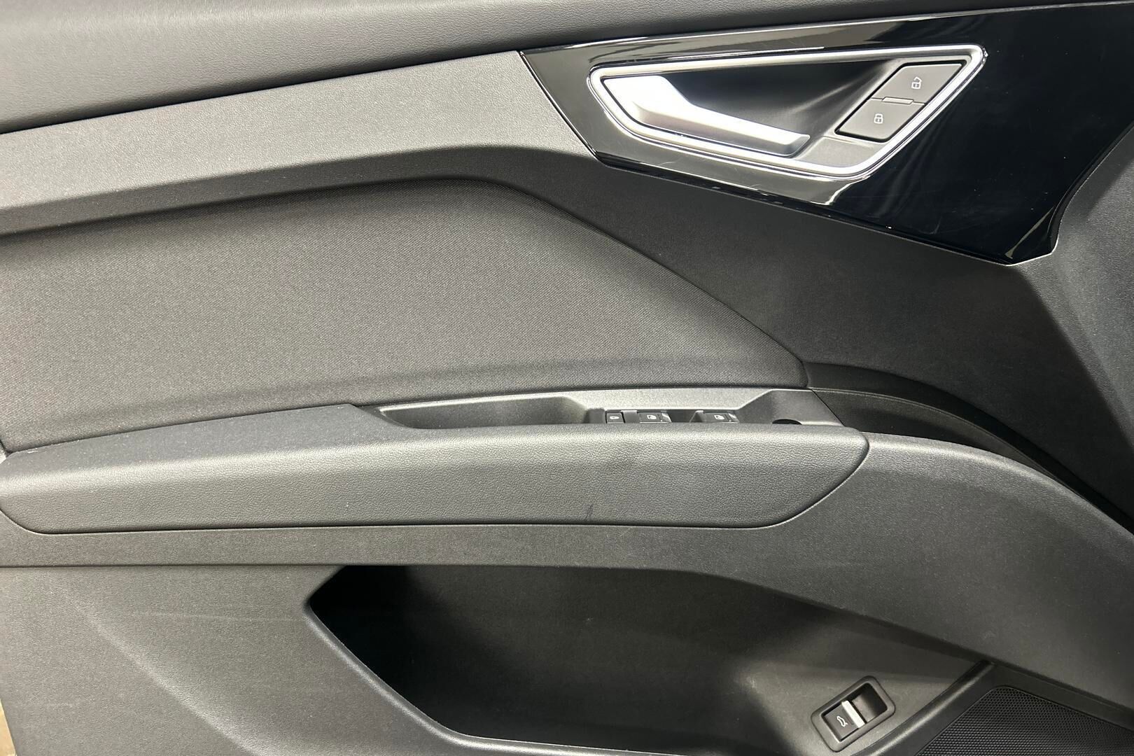 Audi Q4 e-tron iso kuva 17